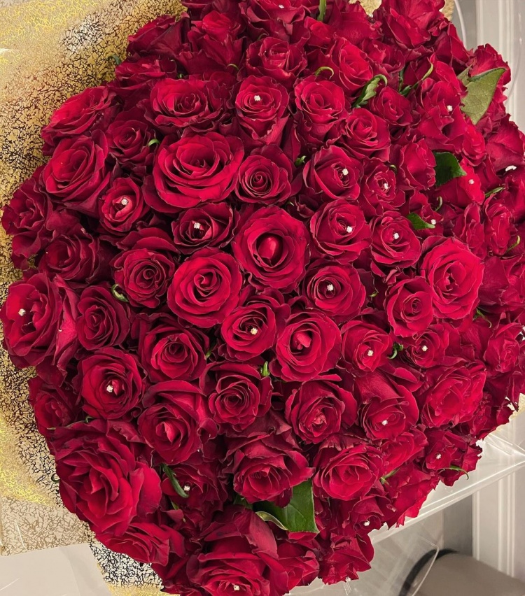 依然浪漫c罗情人节送给乔治娜一大束玫瑰花