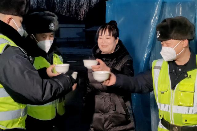 暖!民警们收到了一份热腾腾的“冰墩墩”休闲区蓝鸢梦想 - Www.slyday.coM 暖!民警们收到了一份热腾腾的“冰墩墩”休闲区蓝鸢梦想 - Www.slyday.coM