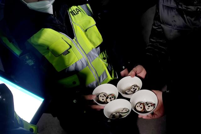 暖!民警们收到了一份热腾腾的“冰墩墩”休闲区蓝鸢梦想 - Www.slyday.coM 暖!民警们收到了一份热腾腾的“冰墩墩”休闲区蓝鸢梦想 - Www.slyday.coM