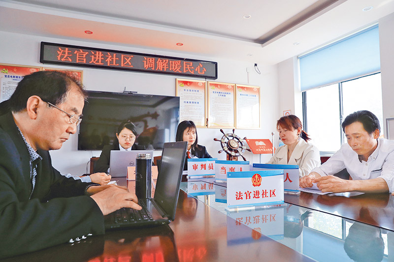 安徽省合肥市庐阳区人民法院采取定期和随时需要相结合的办法,到定点联系的社区开展纠纷调解、法律咨询和普法宣传等。图为2021年4月30日,法官在金池社区为居民解答法律问题,并进行民事纠纷调解。 人民图片 赵明/摄