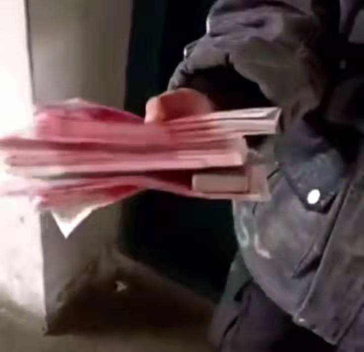 豪横!小学生拿2.5万现金给同学发红包,家长:想礼尚往来休闲区蓝鸢梦想 - Www.slyday.coM 豪横!小学生拿2.5万现金给同学发红包,家长:想礼尚往来休闲区蓝鸢梦想 - Www.slyday.coM