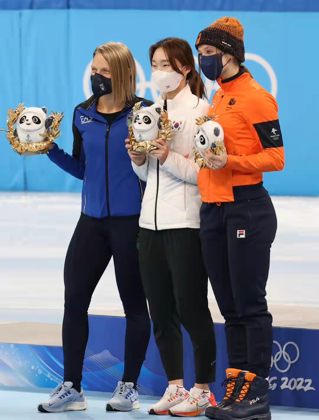 崔敏静今夜乐开花，高举冰墩墩！中国兔子战术失败，<a href=