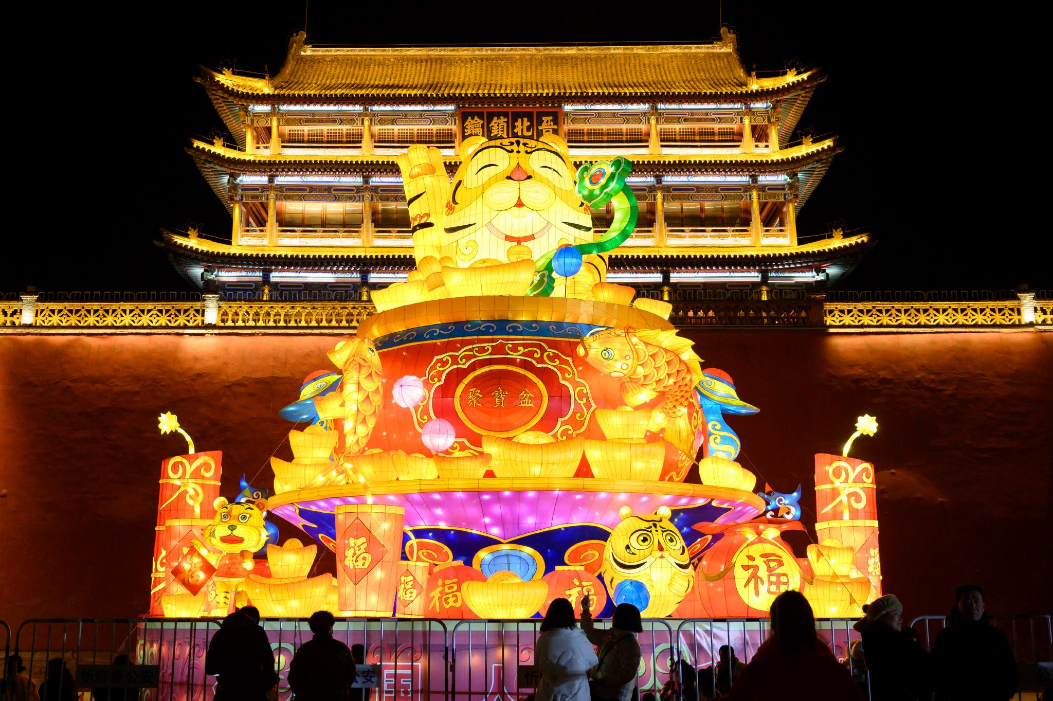 山西忻州古城办灯展闹元宵吸引大批游客现场寸步难行