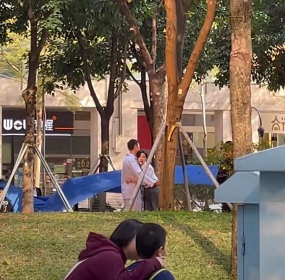 陈伟霆深圳福田拍戏搭档章若楠穿牛仔短裤出镜两人还当街拥抱