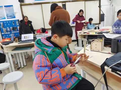 桂林市平山小学创客活动点亮学生的寒假生活