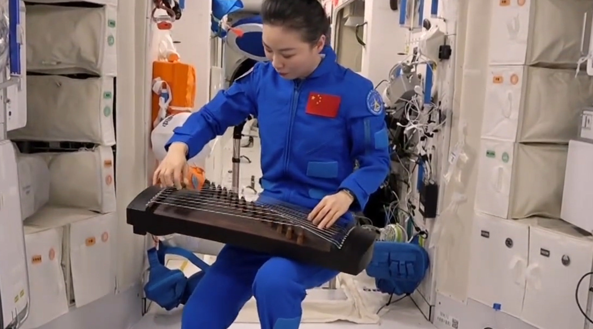 属于中国人独有的浪漫！王亚平在太空用古筝弹奏《茉莉花》