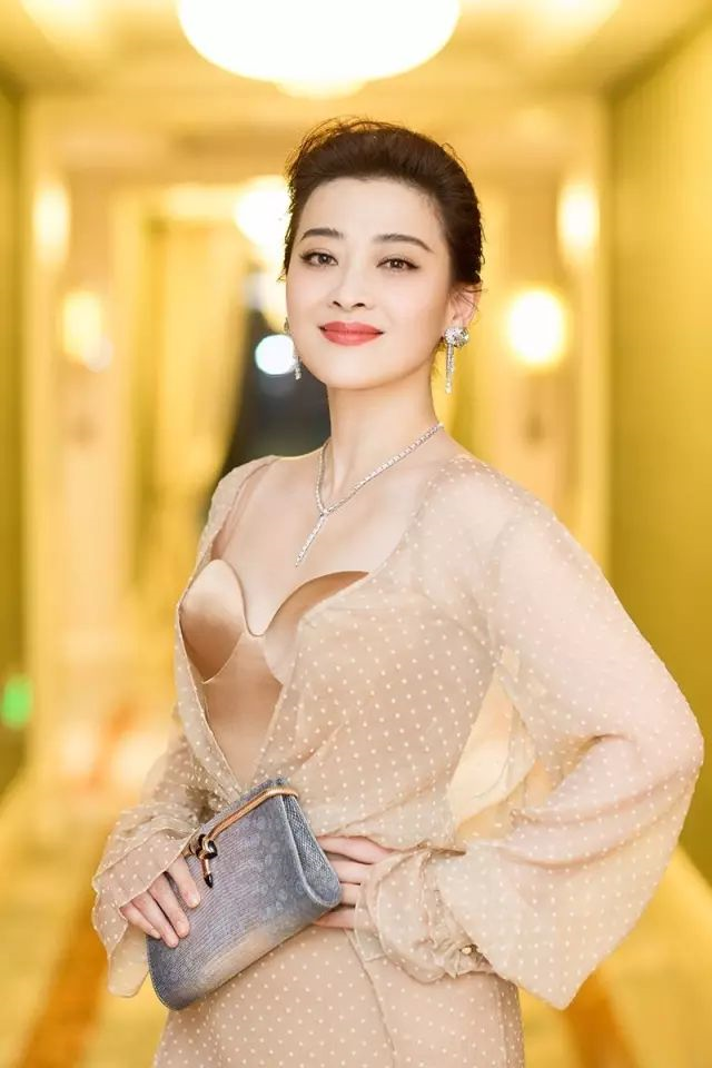 中年离婚又曾绯闻缠身,如今46岁的她是怎么从“保姆”活成“公主”的?休闲区蓝鸢梦想 - Www.slyday.coM 中年离婚又曾绯闻缠身,如今46岁的她是怎么从“保姆”活成“公主”的?休闲区蓝鸢梦想 - Www.slyday.coM