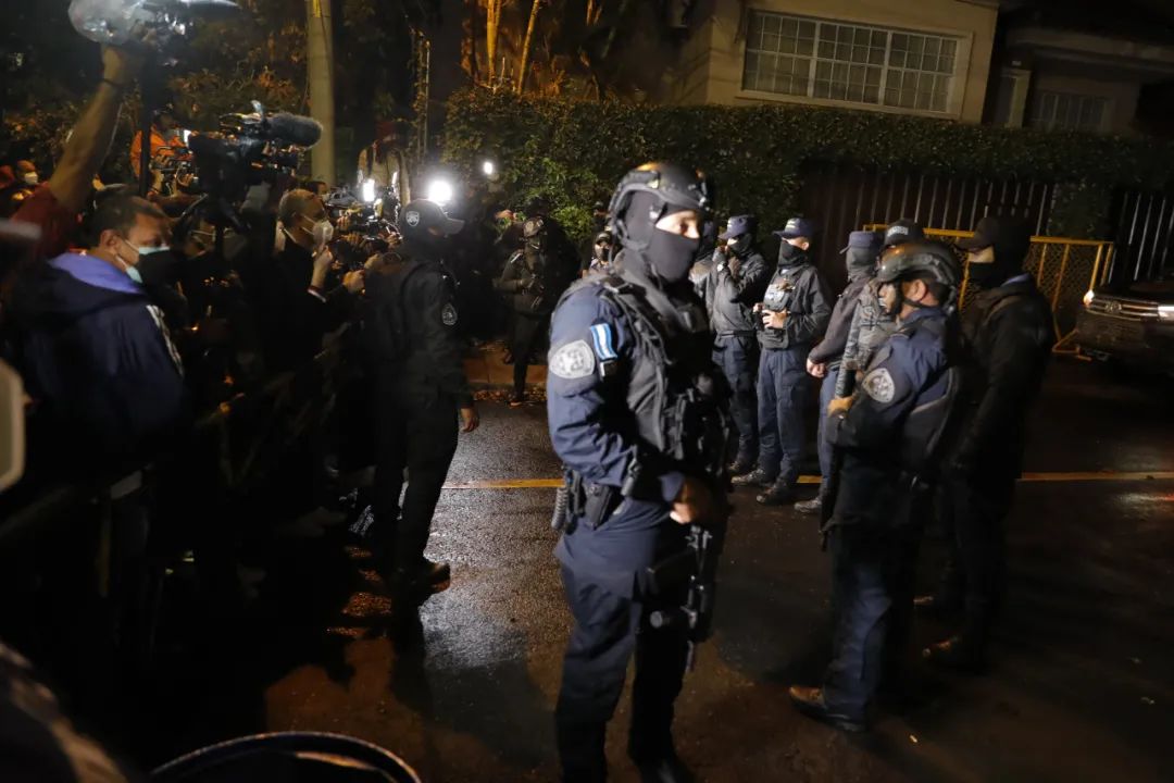 当地时间2月14日，洪都拉斯首都特古西加尔巴，警方包围洪都拉斯前总统埃尔南德斯住所。图/IC photo