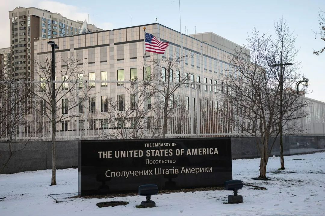 ▲当地时间2月14日，美国国务卿布林肯宣布已下令关闭位于基辅的美国驻乌克兰大使馆，并将“暂时性地”把留在基辅的少数外交人员转移到乌克兰西部城市利沃夫。