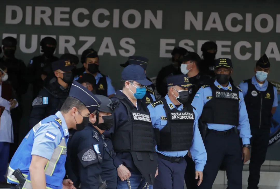 当地时间2月15日，洪都拉斯首都特古西加尔巴，警方逮捕洪都拉斯前总统埃尔南德斯。图/IC photo