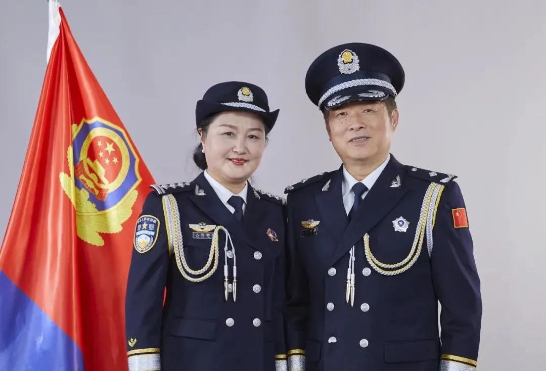 林加炜摄拍摄棚外,退休民警黄合明的妻子盛女士,看着正在拍照的丈夫