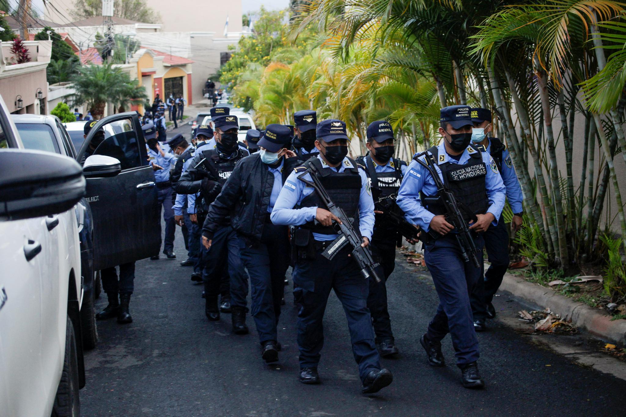 当地时间2月14日，逮捕行动中，洪都拉斯警方在前总统埃尔南德斯住所附近巡逻。图/IC photo