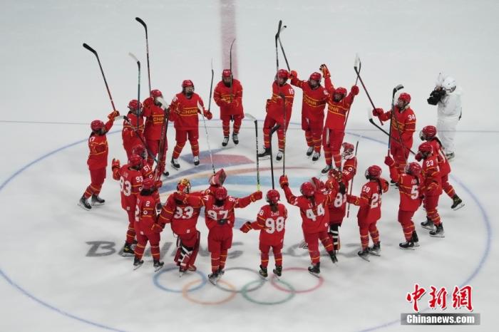 2月6日,中国队球员庆祝胜利。当日,在五棵松体育中心举行的北京2022年冬奥会女子冰球小组赛中,中国队以2比1战胜日本队。 中新社记者 毛建军 摄