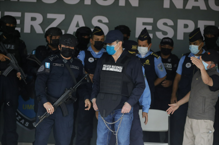当地时间2月15日，洪都拉斯首都特古西加尔巴，警方逮捕洪都拉斯前总统埃尔南德斯。图/IC photo