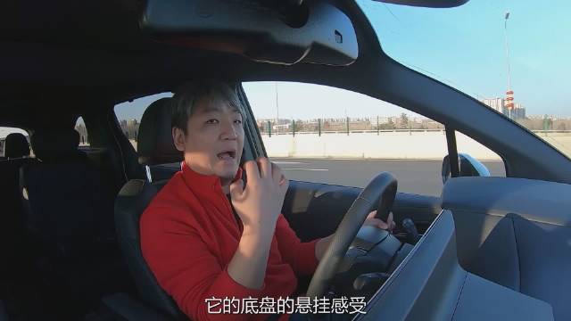 这辆丰田赛那的驾驶品质，并不像传统的MPV车型……