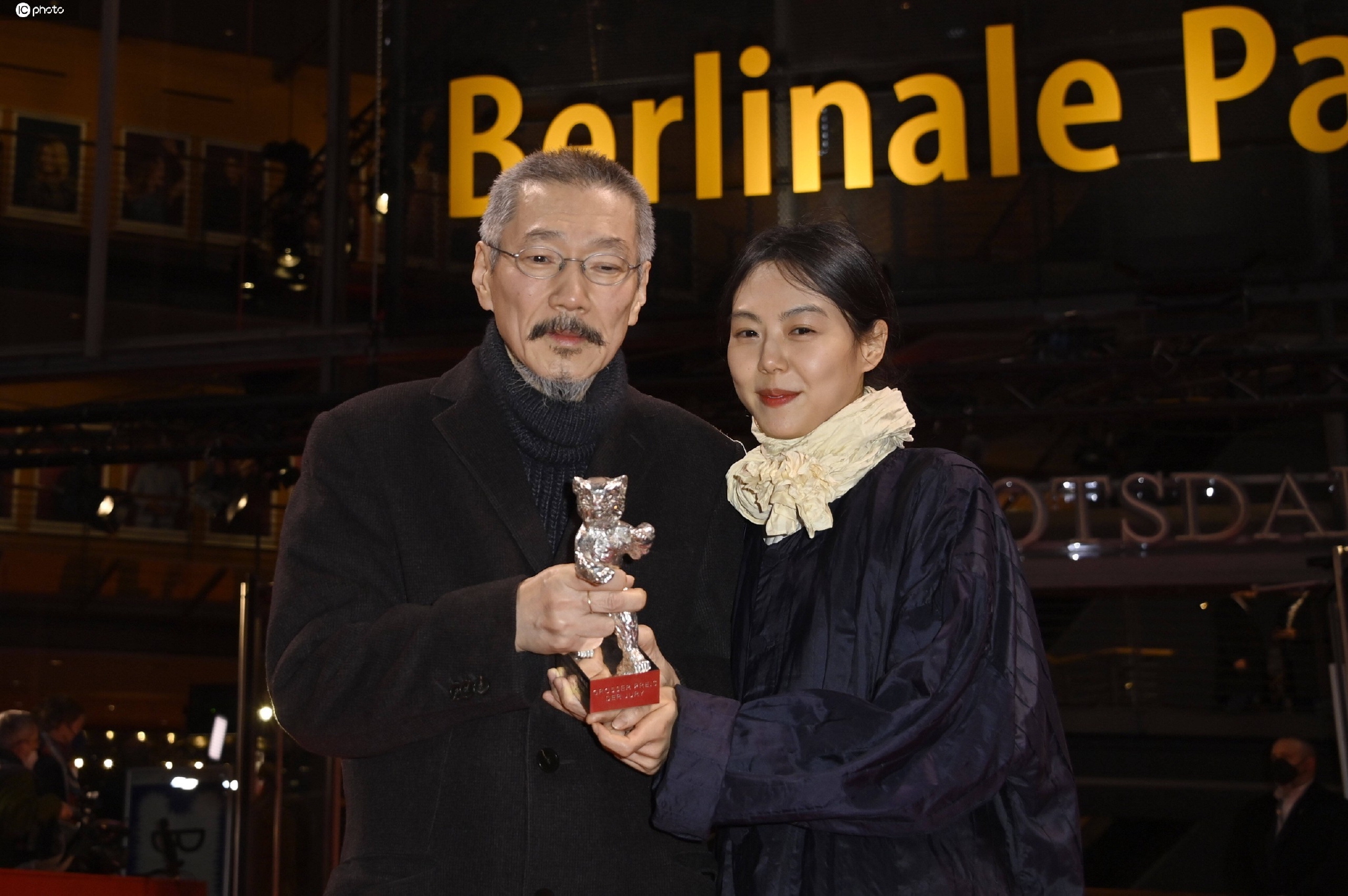 第72届柏林电影节获奖名单公布,洪尚秀与女友金敏喜颁奖礼秀恩爱|洪尚秀|银熊奖|评审团_新浪新闻