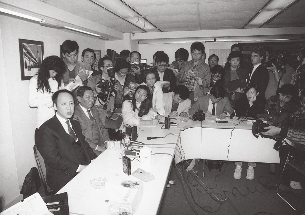 鸿源机构董事长沈长声（左一）1990年举行记者会。图为中时报系档案照片