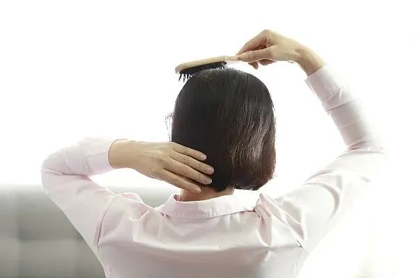 “少白头”是怎么回事儿?为什么压力大时会长白头发?这些习惯可能会催生白发......休闲区蓝鸢梦想 - Www.slyday.coM “少白头”是怎么回事儿?为什么压力大时会长白头发?这些习惯可能会催生白发......休闲区蓝鸢梦想 - Www.slyday.coM