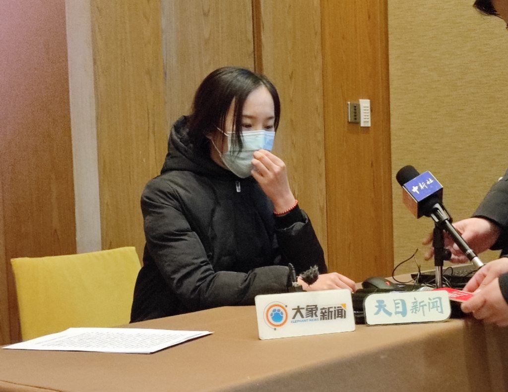 刘暖曦在二审庭审结束后首次面对媒体。