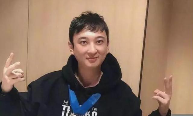 前脚勾肩搭背,后脚摔花拿走奢侈品,王思聪与新女友当街闹翻休闲区蓝鸢梦想 - Www.slyday.coM 前脚勾肩搭背,后脚摔花拿走奢侈品,王思聪与新女友当街闹翻休闲区蓝鸢梦想 - Www.slyday.coM