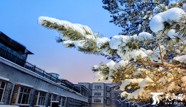 2月17日早晨，乌鲁木齐天空还在继续飘雪。记者张万德摄