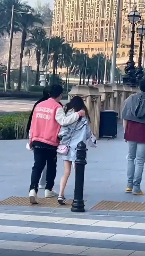 前脚勾肩搭背,后脚摔花拿走奢侈品,王思聪与新女友当街闹翻休闲区蓝鸢梦想 - Www.slyday.coM 前脚勾肩搭背,后脚摔花拿走奢侈品,王思聪与新女友当街闹翻休闲区蓝鸢梦想 - Www.slyday.coM