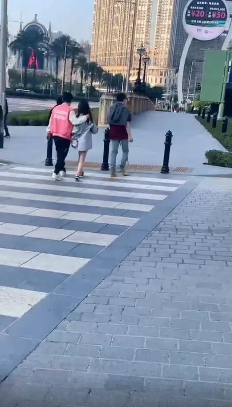 前脚勾肩搭背,后脚摔花拿走奢侈品,王思聪与新女友当街闹翻休闲区蓝鸢梦想 - Www.slyday.coM 前脚勾肩搭背,后脚摔花拿走奢侈品,王思聪与新女友当街闹翻休闲区蓝鸢梦想 - Www.slyday.coM