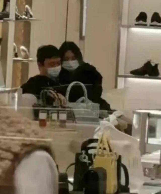 前脚勾肩搭背,后脚摔花拿走奢侈品,王思聪与新女友当街闹翻休闲区蓝鸢梦想 - Www.slyday.coM 前脚勾肩搭背,后脚摔花拿走奢侈品,王思聪与新女友当街闹翻休闲区蓝鸢梦想 - Www.slyday.coM