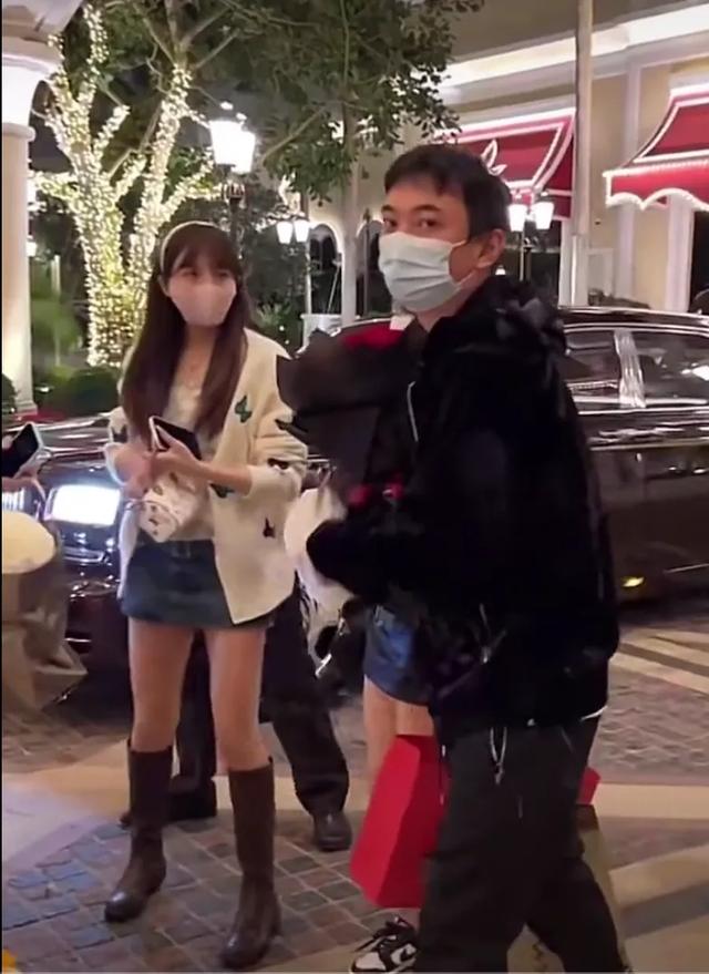 前脚勾肩搭背,后脚摔花拿走奢侈品,王思聪与新女友当街闹翻休闲区蓝鸢梦想 - Www.slyday.coM 前脚勾肩搭背,后脚摔花拿走奢侈品,王思聪与新女友当街闹翻休闲区蓝鸢梦想 - Www.slyday.coM