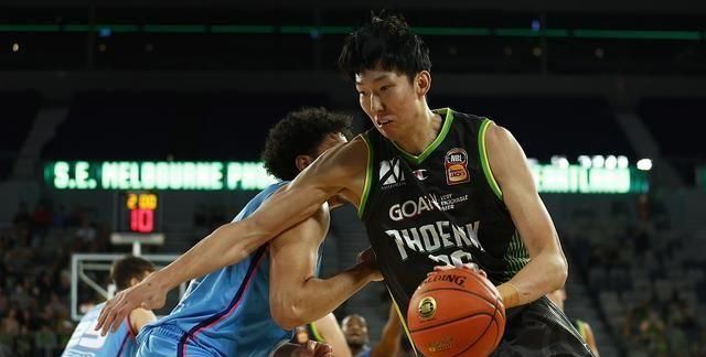 13投6中,正负值全场最低,周琦终于见识到澳洲第一中锋厉害了!