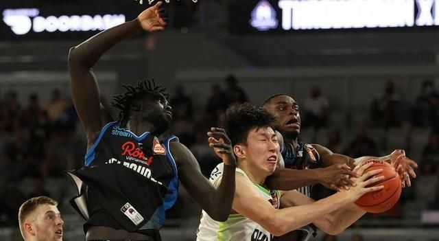 13投6中,正负值全场最低,周琦终于见识到澳洲第一中锋厉害了!