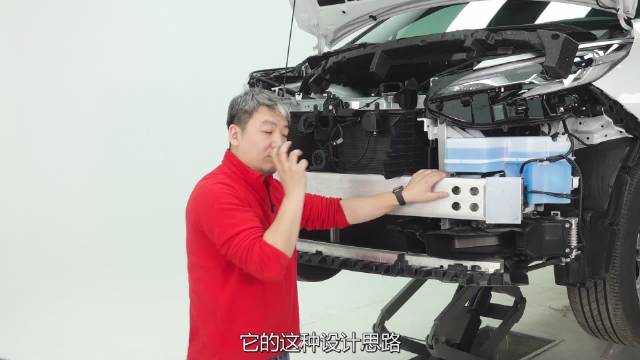 这辆丰田赛那的前后防撞梁用料非常实在……