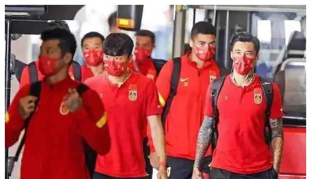 男足队长吴曦输球后机场开心拍照,越南媒体：跟自己出线了一样