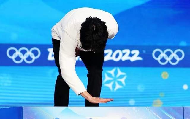 擦奖台扔冰墩墩！国际滑联回应大快人心，<a href=