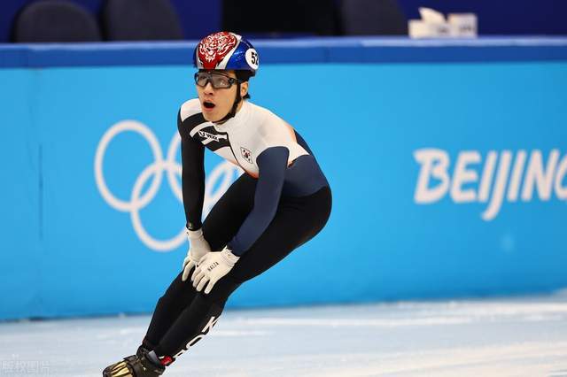 擦奖台扔冰墩墩！国际滑联回应大快人心，<a href=