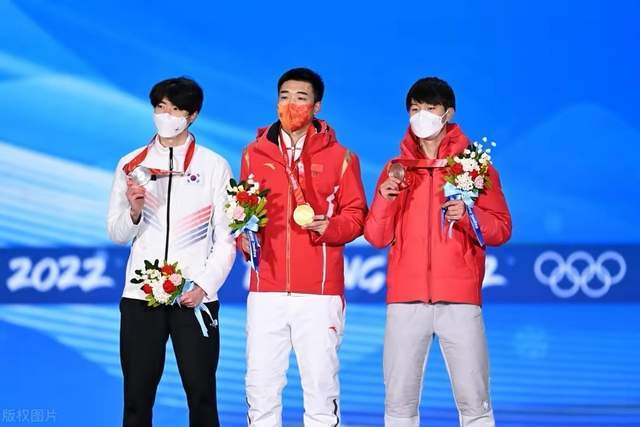 擦奖台扔冰墩墩！国际滑联回应大快人心，<a href=