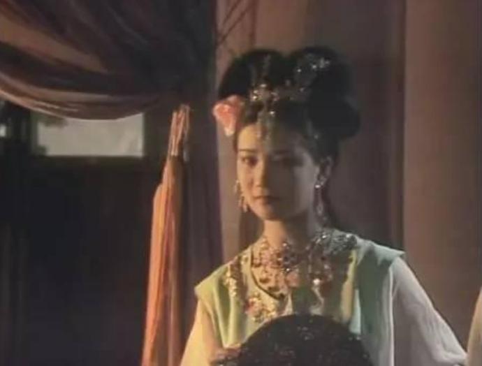 一番寒暄后,六小龄童说,我们导演正想找个女演员演三仙姑灵吉菩萨,我