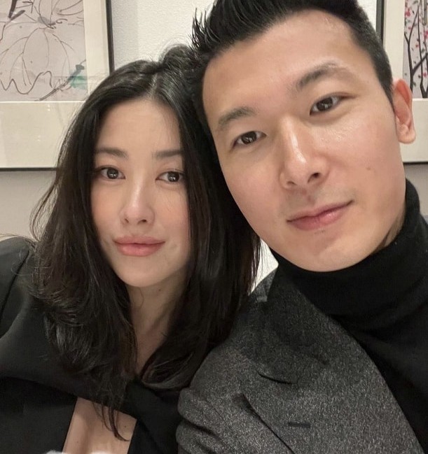朱珠晒照为老公庆生穿低胸装显丰腴身材两人依偎合影温馨甜蜜