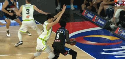 13投6中,正负值全场最低,周琦终于见识到澳洲第一中锋厉害了!