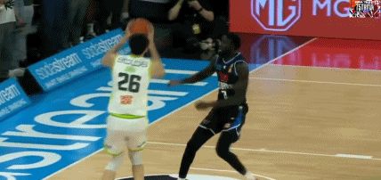 13投6中,正负值全场最低,周琦终于见识到澳洲第一中锋厉害了!