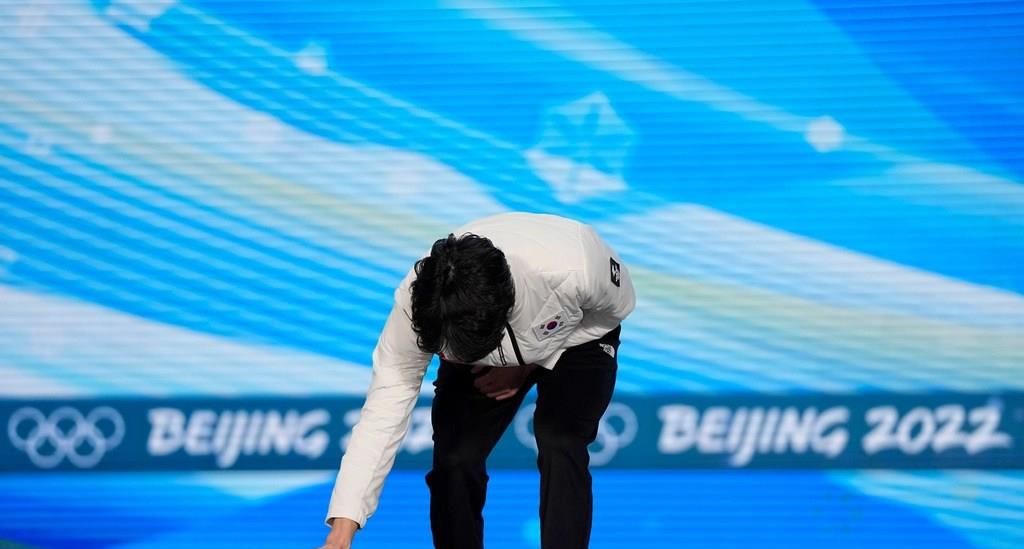 擦领奖台扔冰墩墩!国际滑联回应毫不留情,<a href=