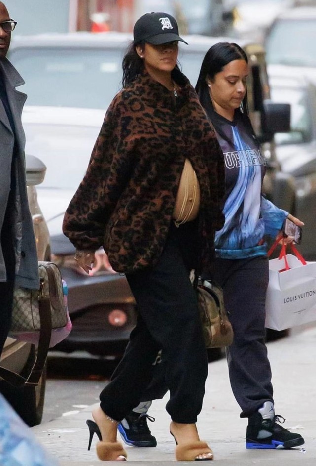 蕾哈娜大胆秀孕肚！踩10公分高跟鞋出门，哪像怀孕7个月的准妈妈