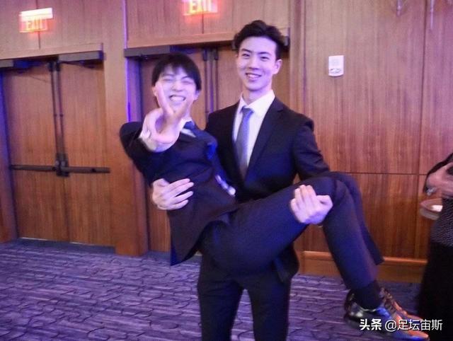 王诗玥拥抱羽生结弦,柳鑫宇拍肩打气,两人把冰墩墩送给羽生结弦休闲区蓝鸢梦想 - Www.slyday.coM 王诗玥拥抱羽生结弦,柳鑫宇拍肩打气,两人把冰墩墩送给羽生结弦休闲区蓝鸢梦想 - Www.slyday.coM