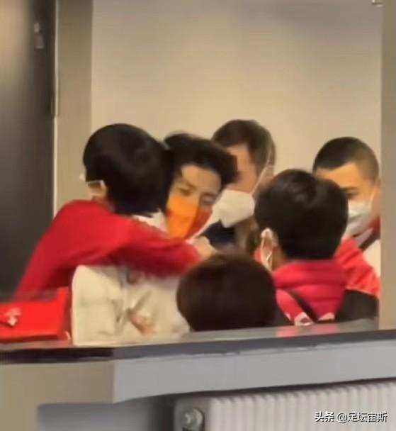 王诗玥拥抱羽生结弦,柳鑫宇拍肩打气,两人把冰墩墩送给羽生结弦休闲区蓝鸢梦想 - Www.slyday.coM 王诗玥拥抱羽生结弦,柳鑫宇拍肩打气,两人把冰墩墩送给羽生结弦休闲区蓝鸢梦想 - Www.slyday.coM