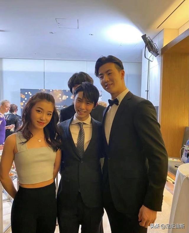 王诗玥拥抱羽生结弦,柳鑫宇拍肩打气,两人把冰墩墩送给羽生结弦休闲区蓝鸢梦想 - Www.slyday.coM 王诗玥拥抱羽生结弦,柳鑫宇拍肩打气,两人把冰墩墩送给羽生结弦休闲区蓝鸢梦想 - Www.slyday.coM