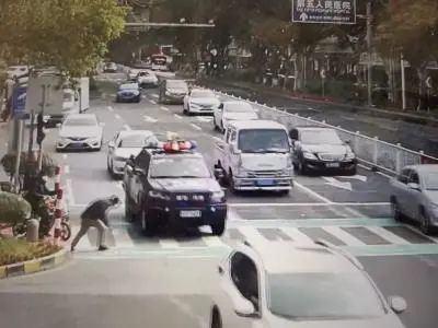 男子酒后“碰瓷”警车还袭警被刑拘 自称:半斤白酒下肚产生幻觉休闲区蓝鸢梦想 - Www.slyday.coM 男子酒后“碰瓷”警车还袭警被刑拘 自称:半斤白酒下肚产生幻觉休闲区蓝鸢梦想 - Www.slyday.coM