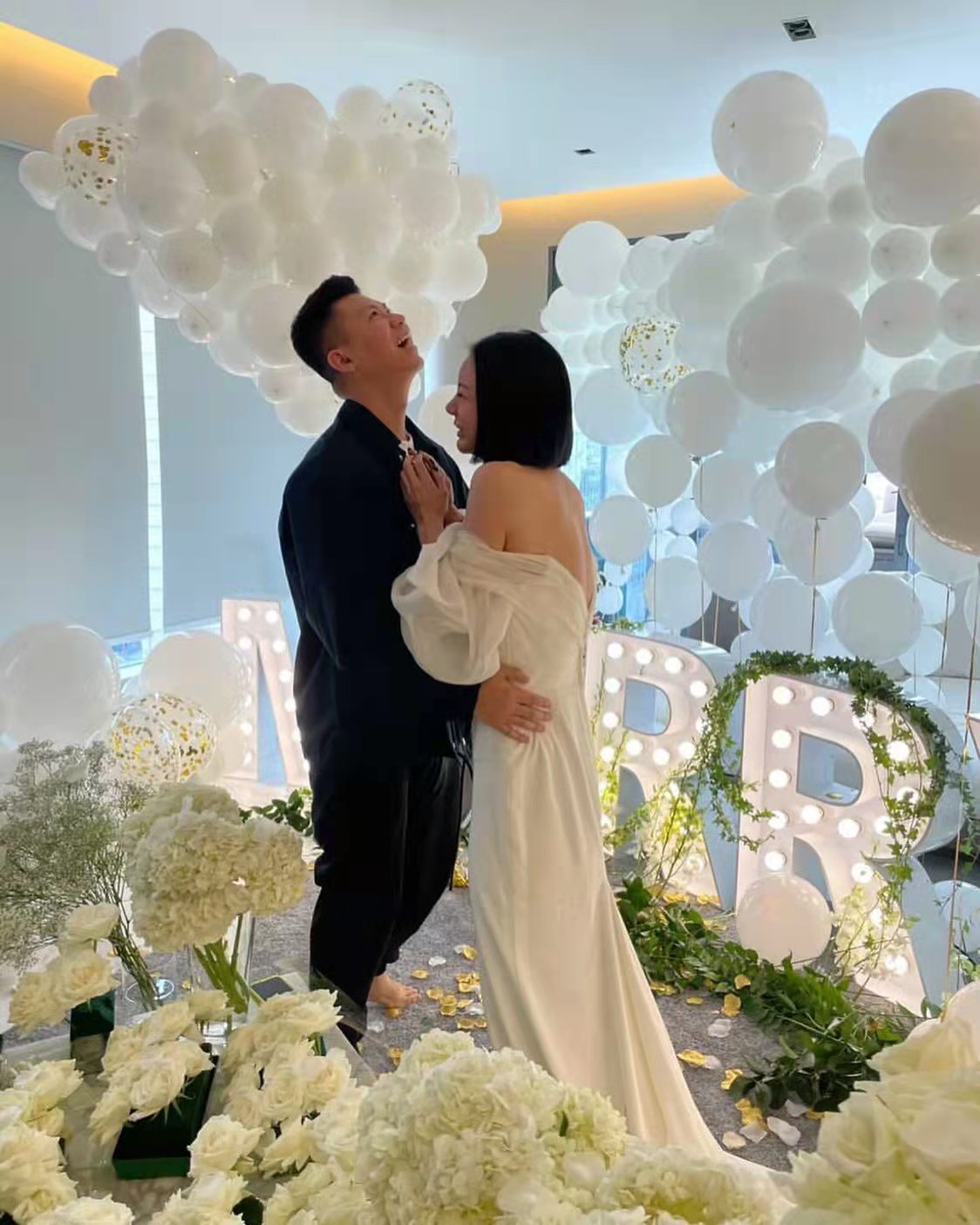 何猷君百亿前女友再婚八对龙凤镯过大礼金饰堆积如山超奢华