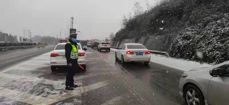 川黔交界处迎来新年第一场雪,G76厦蓉高速川黔段随时可能管制休闲区蓝鸢梦想 - Www.slyday.coM 川黔交界处迎来新年第一场雪,G76厦蓉高速川黔段随时可能管制休闲区蓝鸢梦想 - Www.slyday.coM