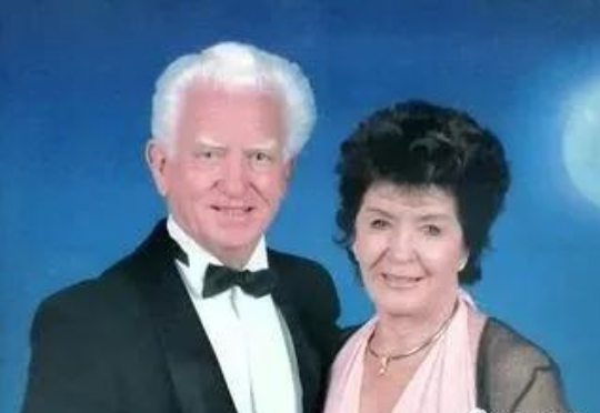 澳洲80岁老人为爱带84岁痴呆女友逃离养老院，被警方拦截判处监禁