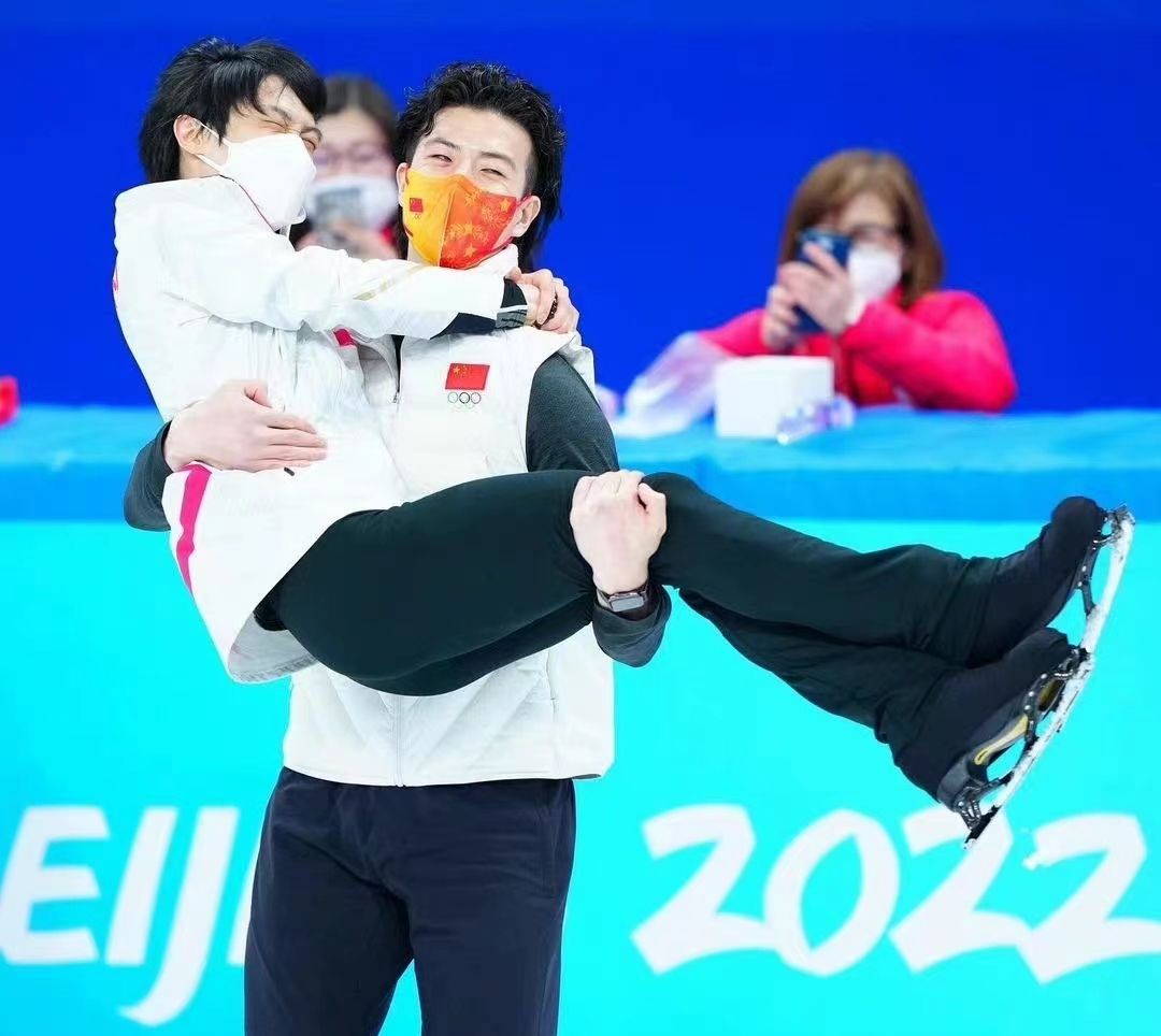 柳鑫宇抱羽生结弦转圈圈冰墩墩拒绝羽生拥抱莎莎拽头发玩蟹滑